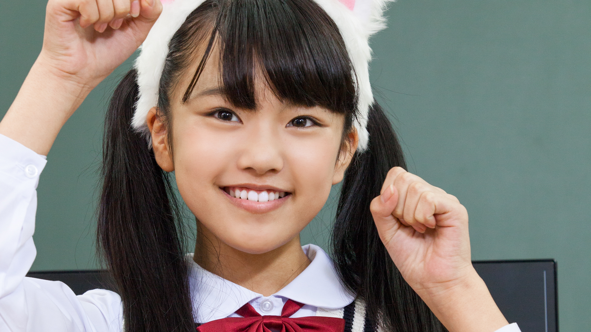 Japanese schoolgirl cums dildo